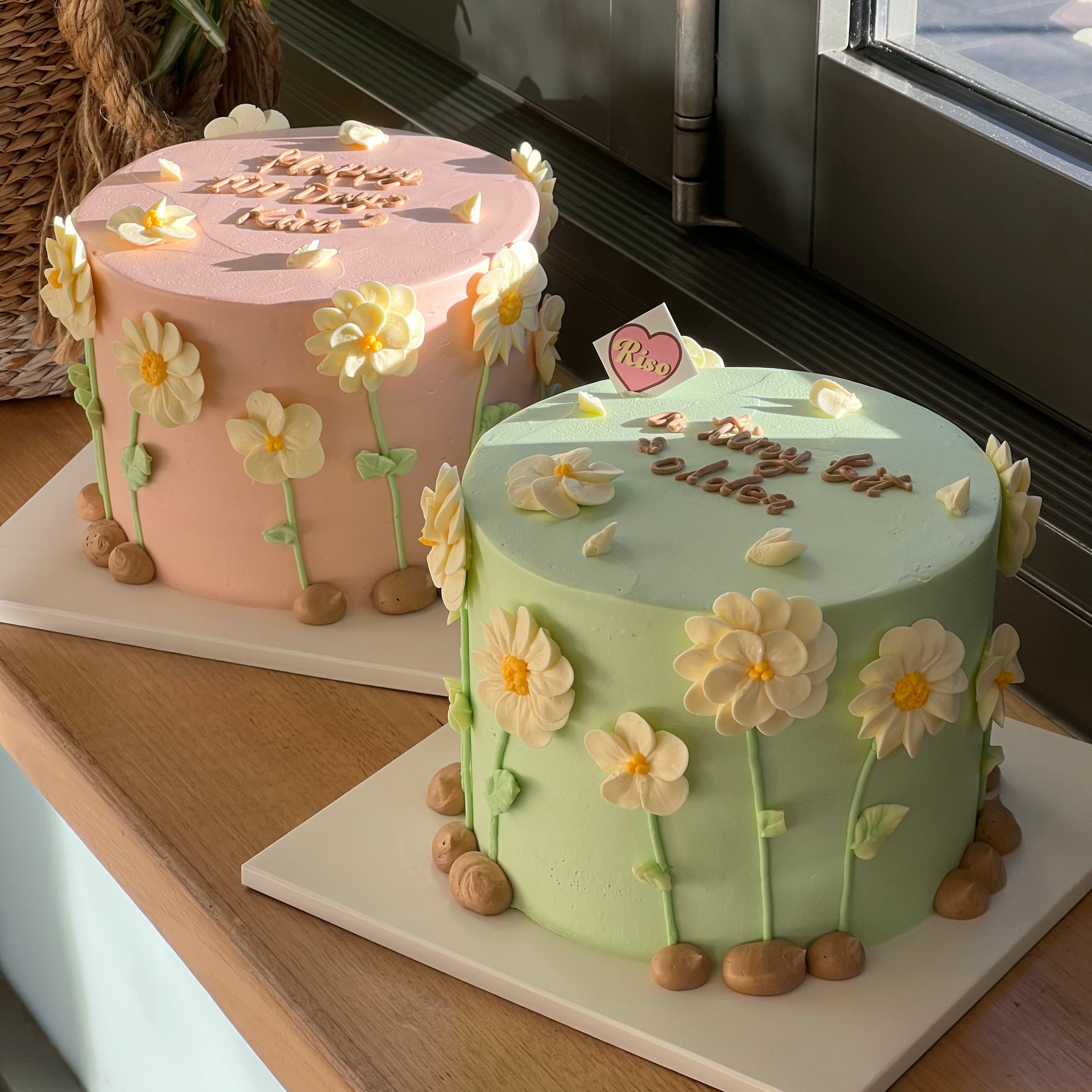A soft and elegant cake blooming with white daisies under the sunlight