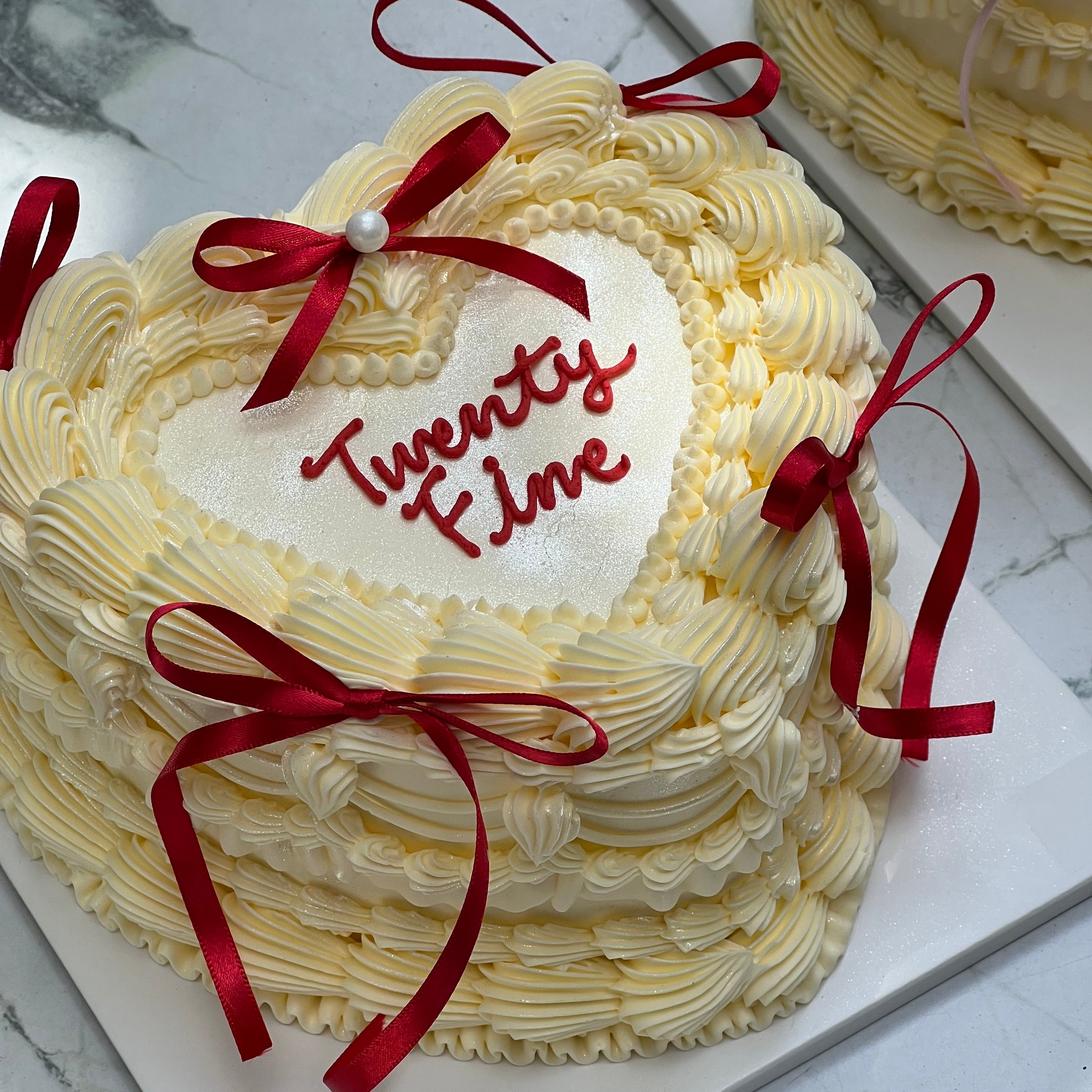 Champagne Love Vintage Cake (Round/Heart)