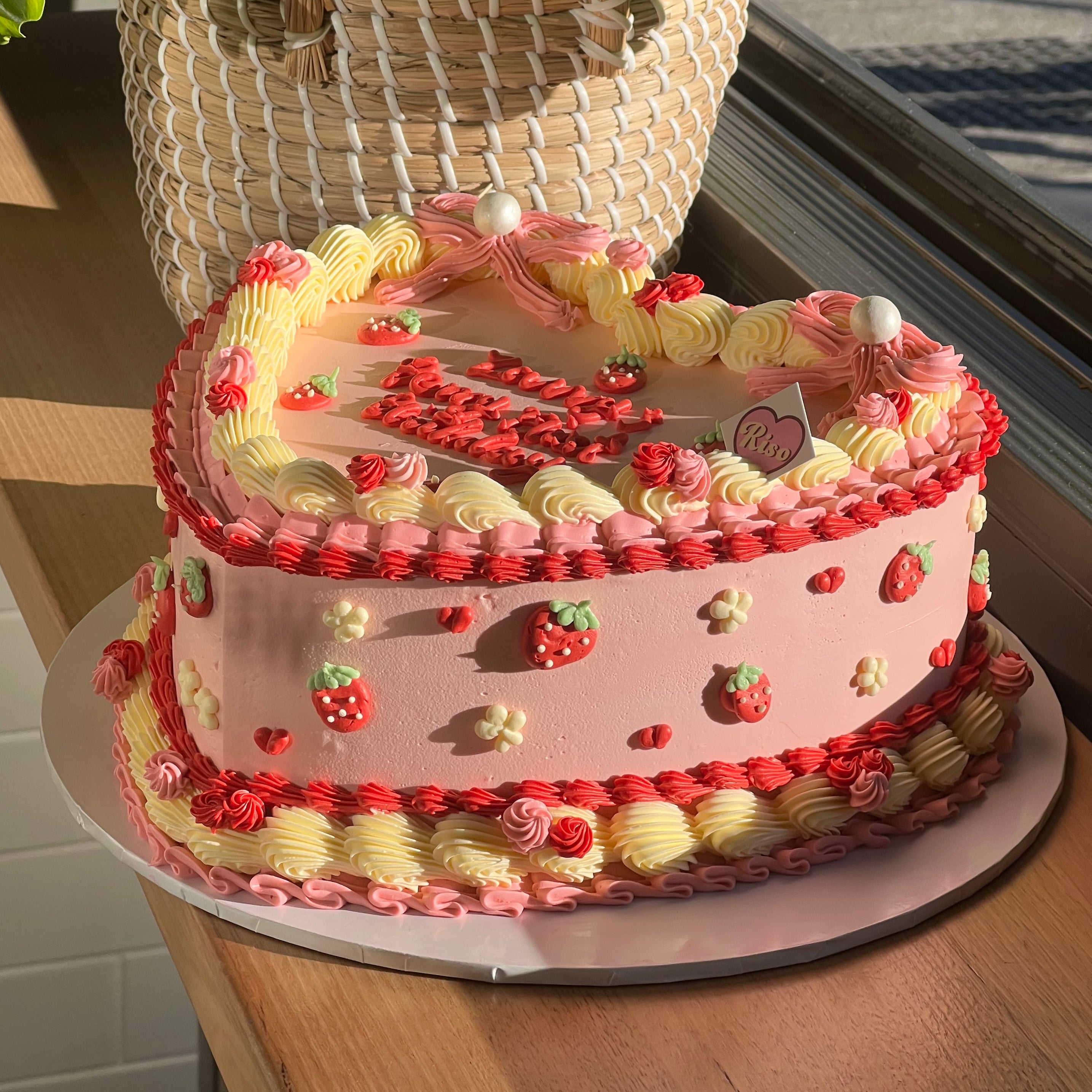 Strawberry Vintage Cake (Round/Heart)