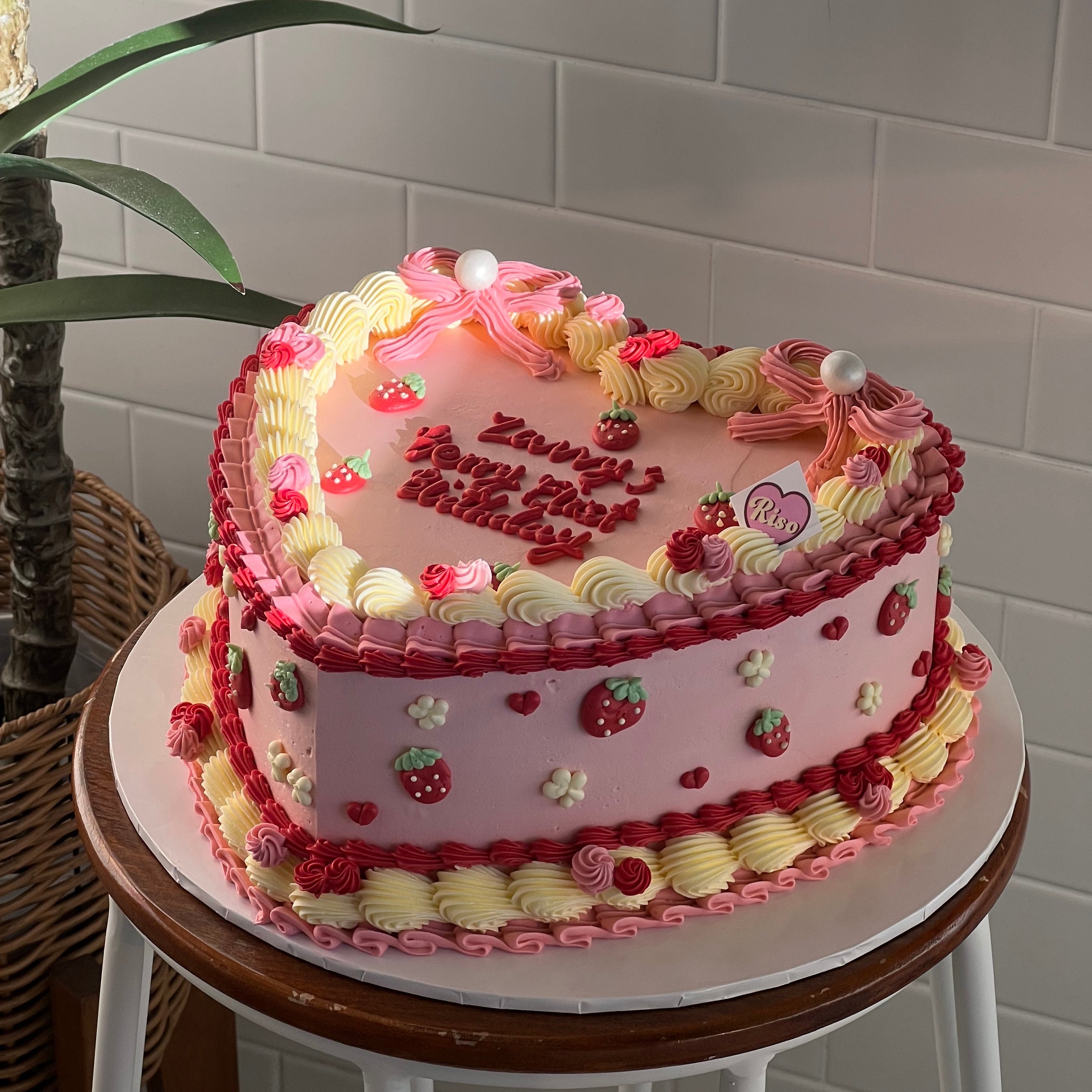 Strawberry Vintage Cake (Round/Heart)