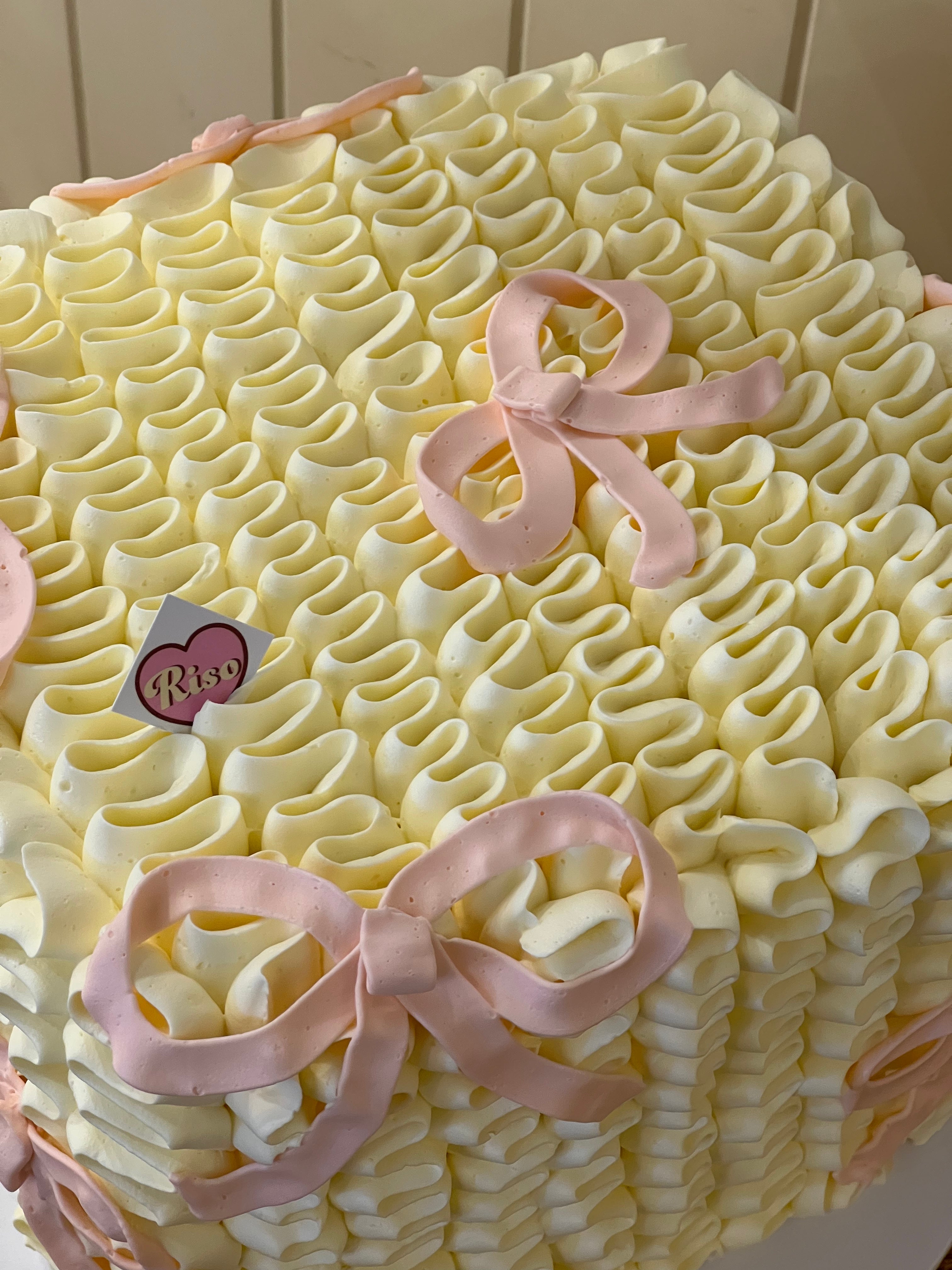 Wiggle Wiggle Ribbon Cake (Round/Heart)