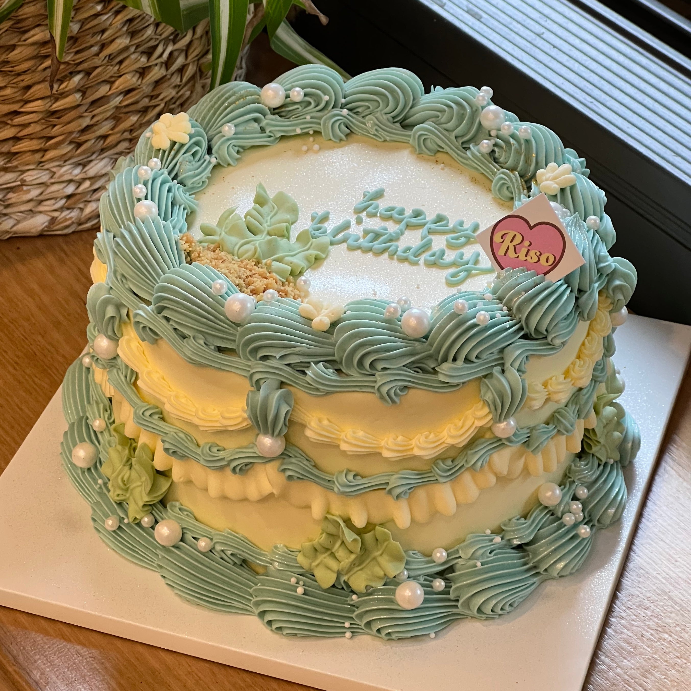 Elegant sea breeze cake with flowing waves of frosting, pearls, and calming ocean tones 🌊✨