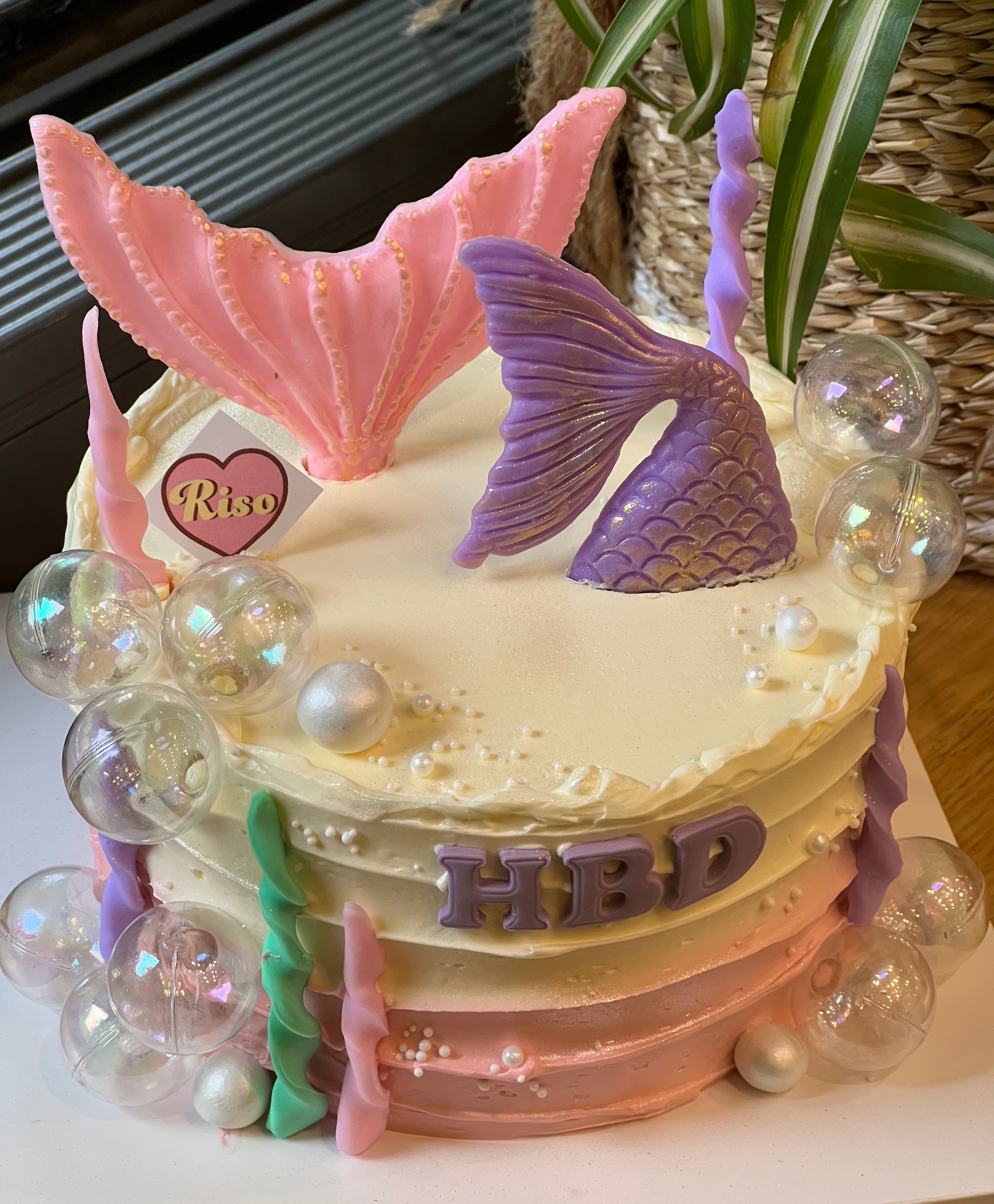 A magical under-the-sea cake, perfect for a mermaid-themed celebration 💜🐚