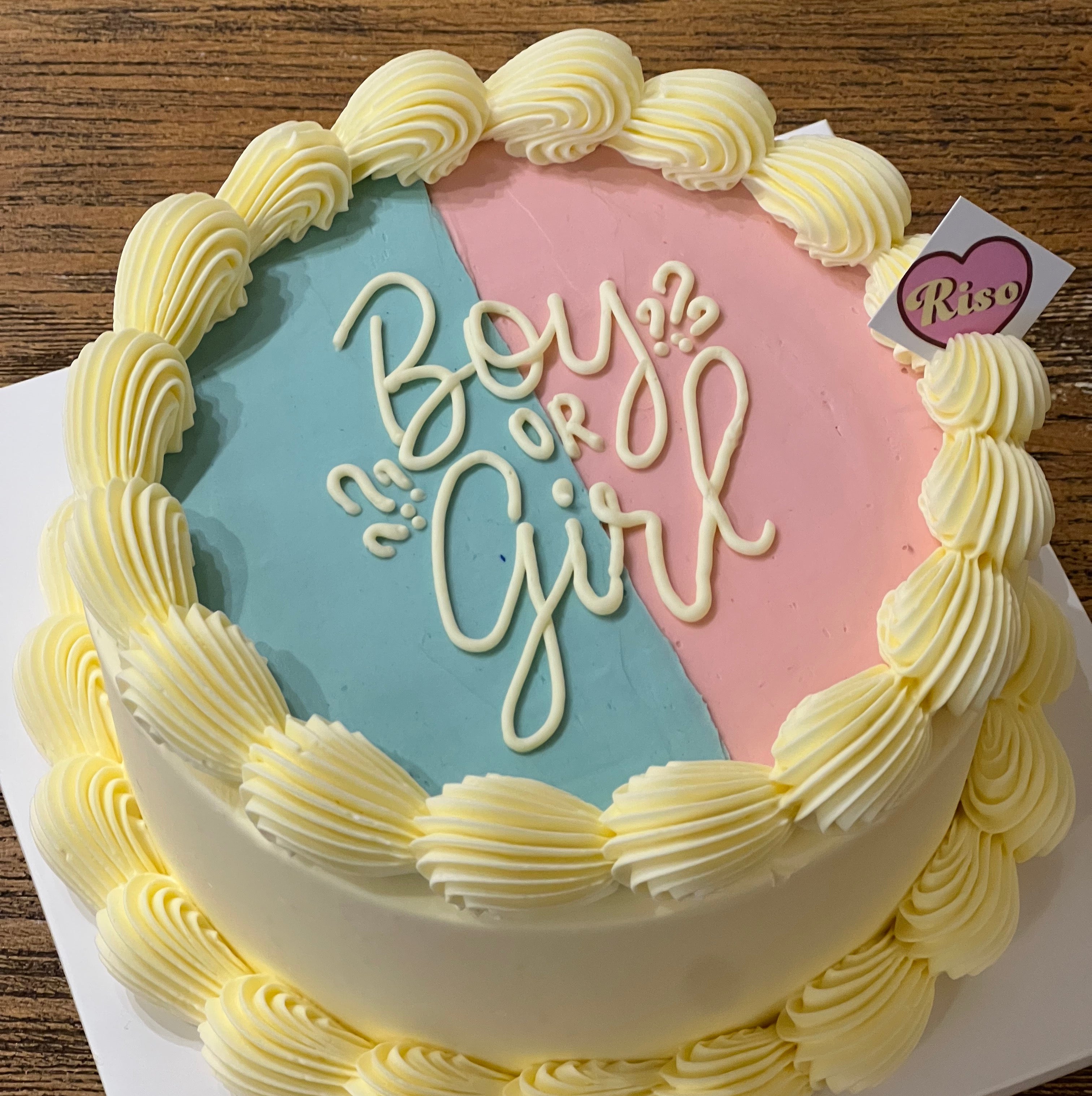 A sweet surprise wrapped in buttercream — perfect for the big reveal moment 💫