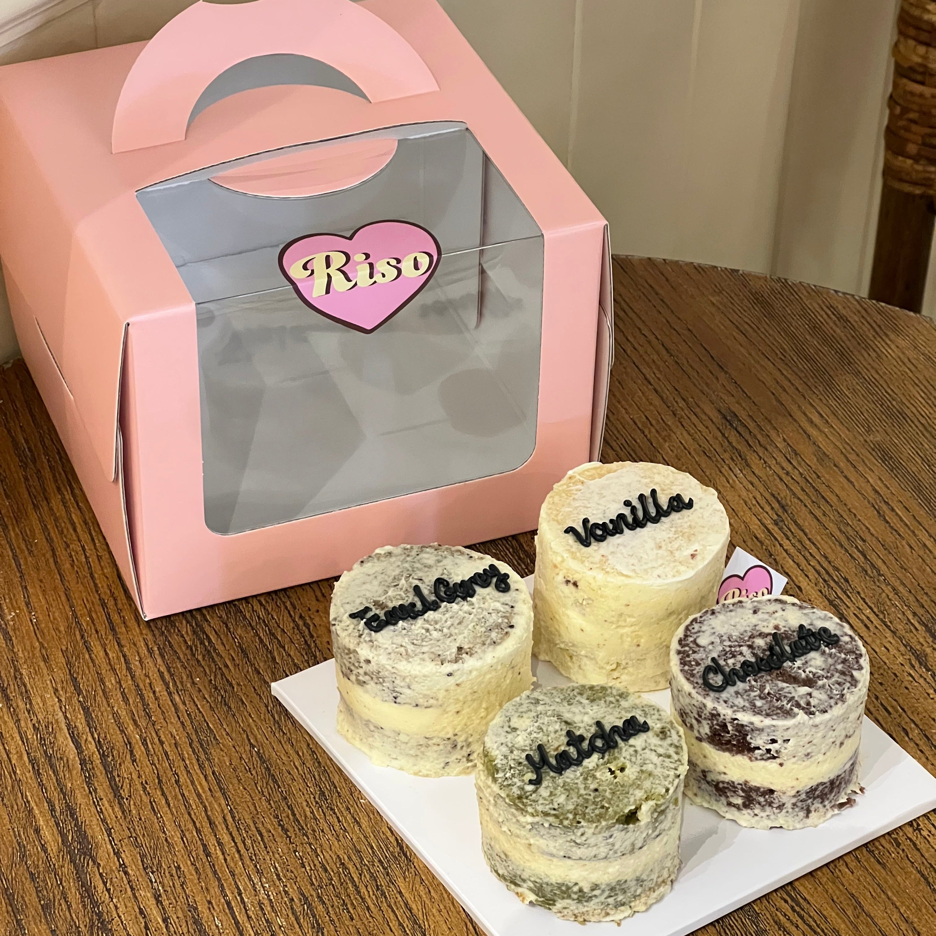 Mini cake tasting box from Riso Cake featuring four popular flavors — vanilla, chocolate, earl grey, and matcha — ideal for sampling before custom cake orders