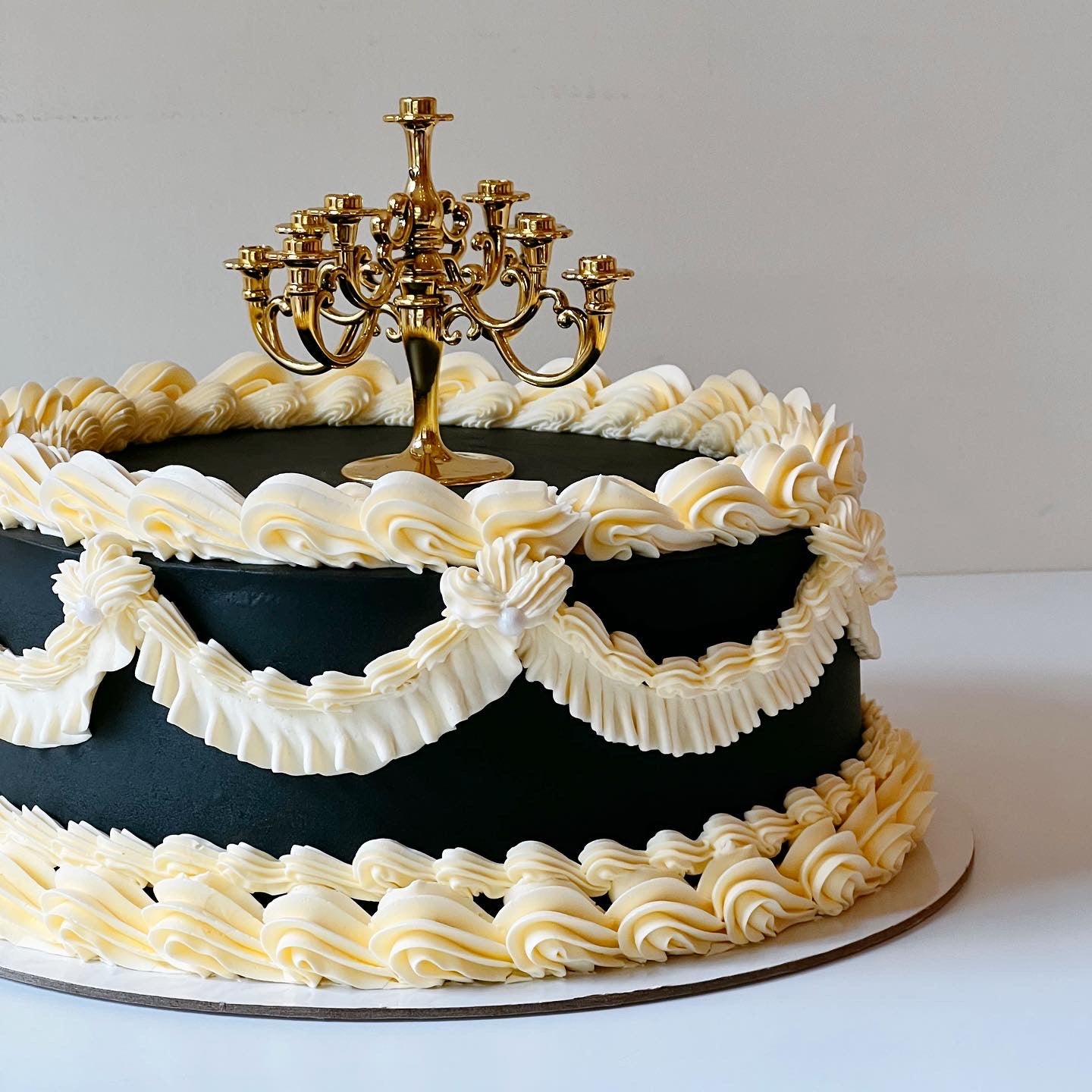 Chandelier Cake (Gold Chandelier only)