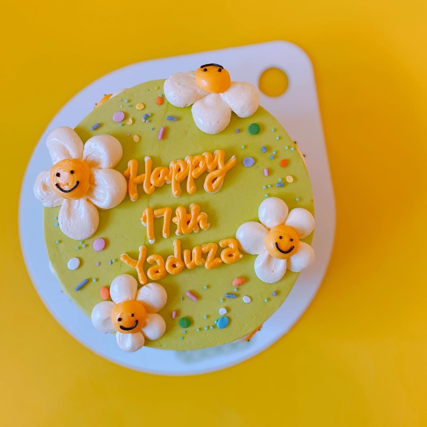 Smiley Daisy Cake